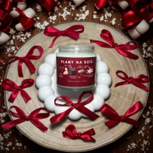Świeca sojowa Plany na dziś otoczona czerwonymi wstążkami na białym tle, idealna na prezent lub relaksujący wieczór.